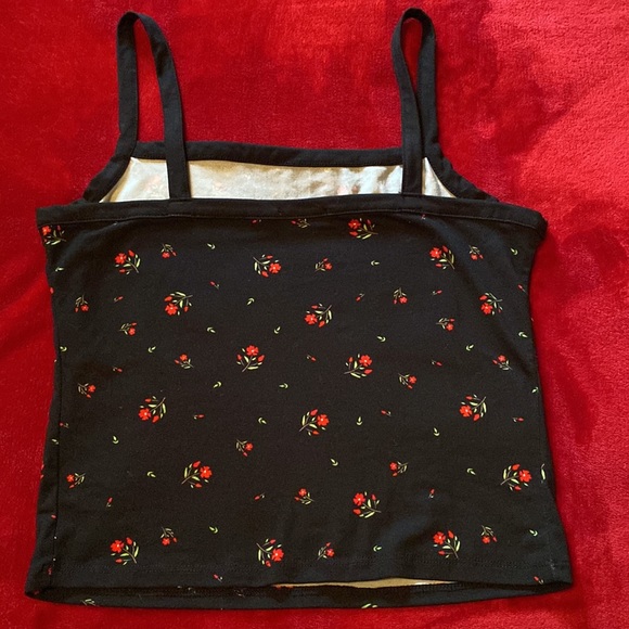 Black crop top with red Flowers - Picture 2 of 3